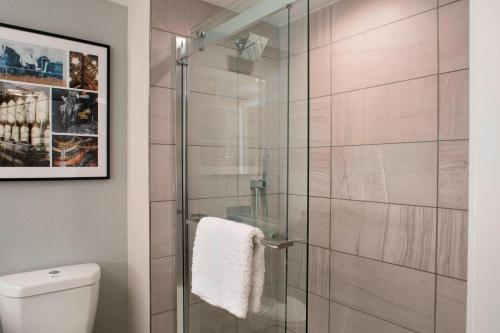 温斯顿·塞勒姆温斯顿 - 塞勒姆万豪酒店的一间带卫生间的浴室内的玻璃淋浴间
