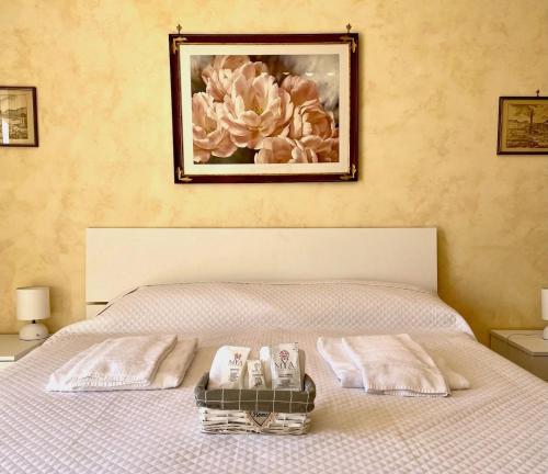 蒂沃利Le Ville Suites, Tivoli City Center!的卧室配有一张挂在墙上的床铺