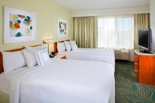 奥兰多万豪村奥兰多布埃纳维斯塔湖春季山丘套房万豪酒店的酒店客房设有两张床和电视。