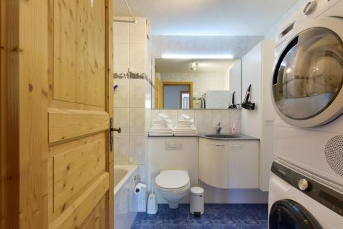 伦克山村公寓的浴室配有卫生间、盥洗盆和洗衣机。