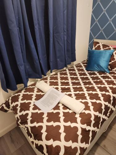 克劳利Swift Stop Night Stay - Gatwick的一张带棕色和白色棉被的床和窗户