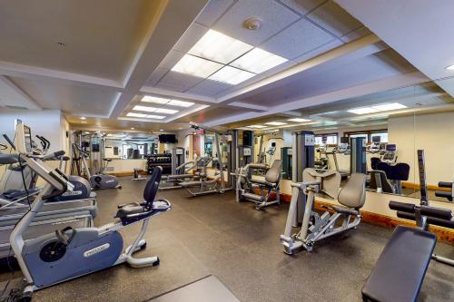 范尔狮子广场温德姆假日租赁酒店的健身房设有数台跑步机和有氧运动器材