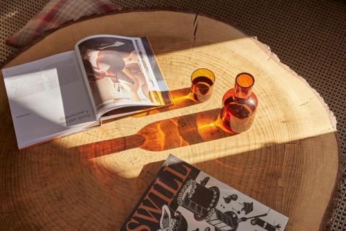 佩里舍峡谷Lodge Chalet 28 - The Stables Perisher的一本书和一张桌子上的一瓶葡萄酒