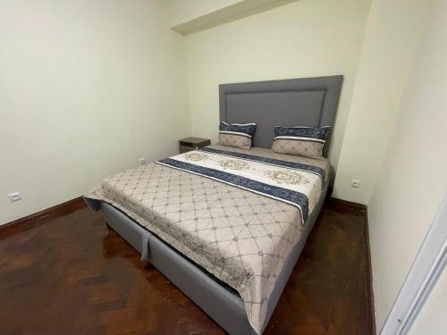 罗安达Pimenova Residence的一间卧室,卧室内配有一张大床