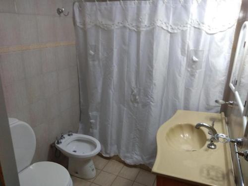 圣罗莎Hotel Rucalen的浴室配有白色的浴帘和卫生间