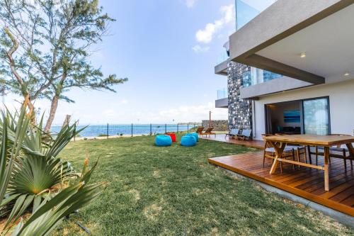 Poste LafayetteOcean Terraces Apt A1 - Your Beachfront Bliss - Brand NEW的后院设有木桌,享有海景