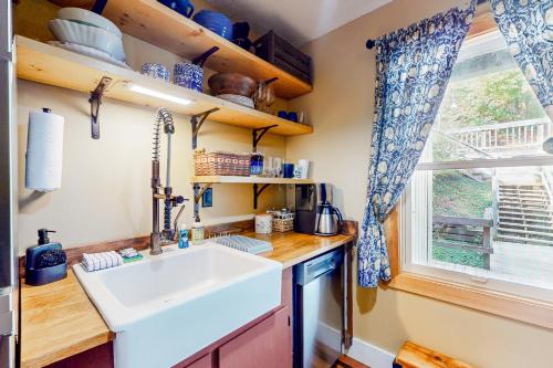 WaitsfieldButternut Hill H4的厨房设有水槽和窗户。