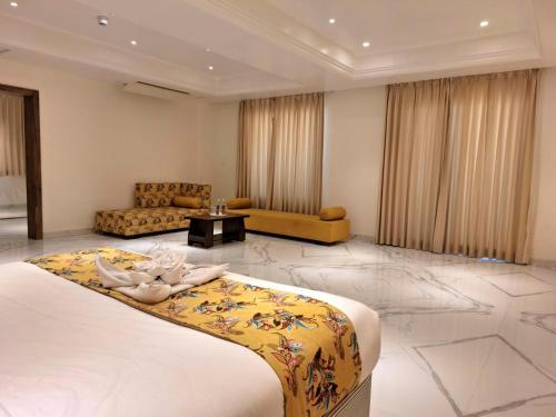 SānchiThe Utopia Resort Sanchi的一间带大床的卧室和一间客厅