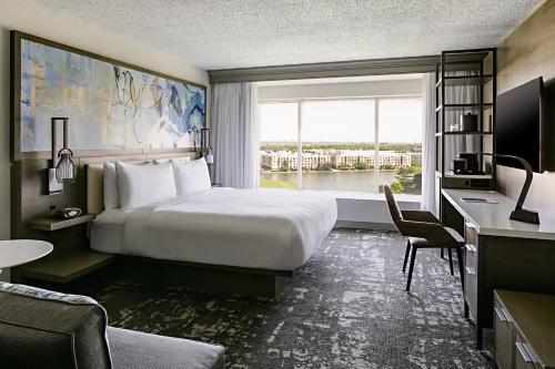 欧文Marriott Dallas Las Colinas的酒店客房设有一张床和一个大窗户