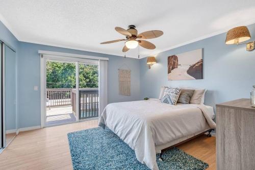 新士麦那海滩Beachside Duplex off Flagler with FREE garage parking的一间卧室配有一张床和吊扇