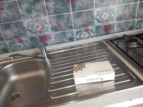 卡纳莱Cantina Monpissan的厨房水槽内装有比萨饼盒
