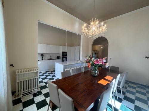 维亚雷焦Villa Giulia BnB的一间设有桌子和花瓶的用餐室