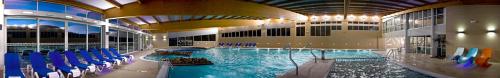 阿尔诺亚ARNOIA CALDARIA HOTEL Y BALNEARIO的大楼内的大型室内游泳池