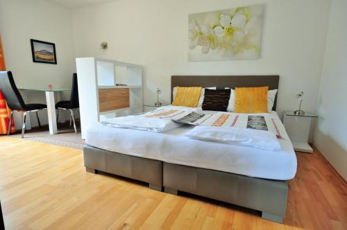 圣卡尼兹Appartements Peter的卧室内的一张大床,铺有木地板
