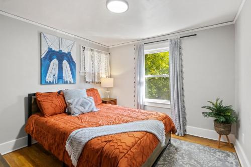 罗切斯特King Bed-Full Kitchen-Self Check-In-Parking-UofR的一间卧室设有一张床和一个窗口