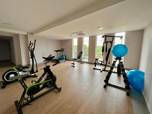 卡塔赫纳Wyndham Garden Cartagena的一间健身房,里面设有数个健身器材