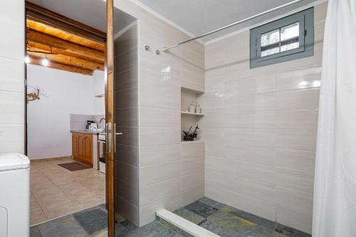 PemóniaPomogna house的带淋浴和卫生间的浴室