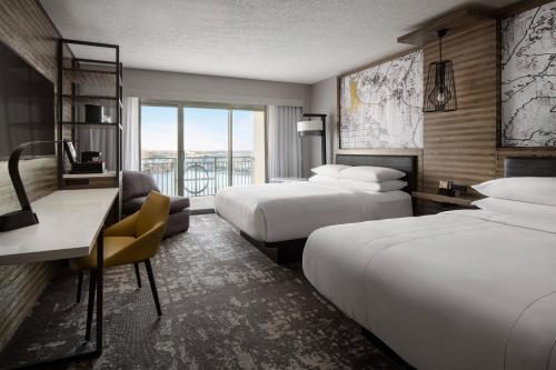 印第安纳波利斯Marriott Indianapolis North的酒店客房配有两张床和一张书桌