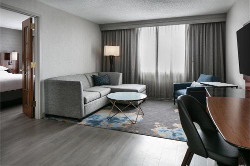 西得梅因West Des Moines Marriott的带沙发的客厅和带沙发床的房间