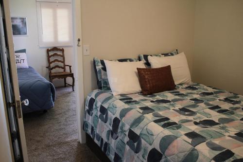 ChlorideGrand Canyon West Hotel Sheps Miners Inn的一间卧室配有一张床和一把椅子