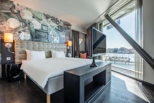 哥德堡滨河丽笙酒店的一间卧室设有一张大床和一个大窗户
