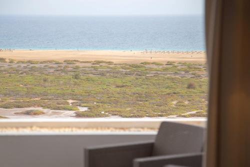 莫罗德哈布雷The Sunny Flair, Relaxing Experience的从窗户可欣赏到海滩景色