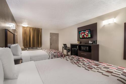 克罗斯维尔克罗斯维尔瑞德如福汽车旅馆的酒店客房设有两张床和一台平面电视。