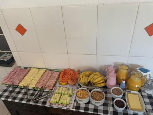 塞拉内格拉Pousada Fazendinha Alto da Serra的一张桌子上面放着一大堆食物