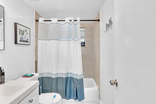 好莱坞Beach And Hard Rock Hollywood Vacation House Ha02的带淋浴帘和卫生间的浴室