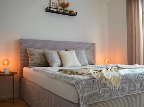 杜塞尔多夫*TOP Apartment* beliebte Lage* in Düsseldorf的一间卧室配有一张大床和两盏灯