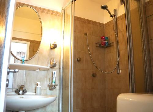 杜塞尔多夫*TOP Apartment* beliebte Lage* in Düsseldorf的带淋浴、盥洗盆和镜子的浴室