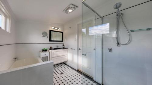 史丹霍普Creekview Cottage - 70 Lock Street的白色的浴室设有浴缸和淋浴。
