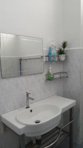 CukaiRR Homestay Lot 144 Chukai Kemaman的浴室设有白色水槽和镜子