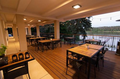 尼济察Ośrodek Gawra的木甲板上设有桌椅的餐厅