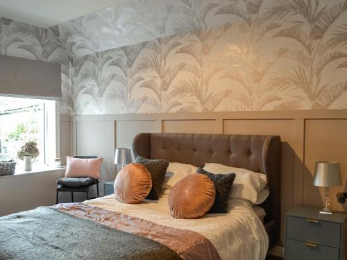 WhithornGeorge Apartment 54的卧室配有一张壁画床