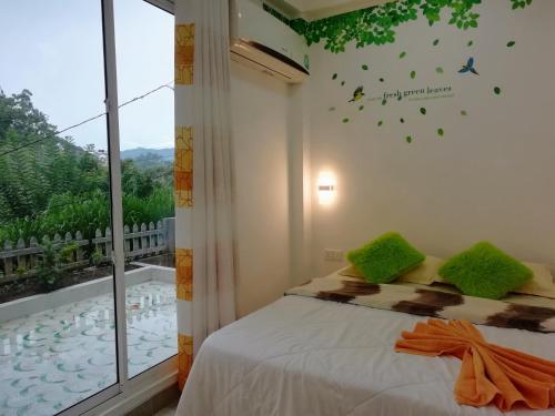 埃拉ELLA Delightful Surround的一间卧室设有一张床,墙上设有一扇带蝴蝶的窗户。