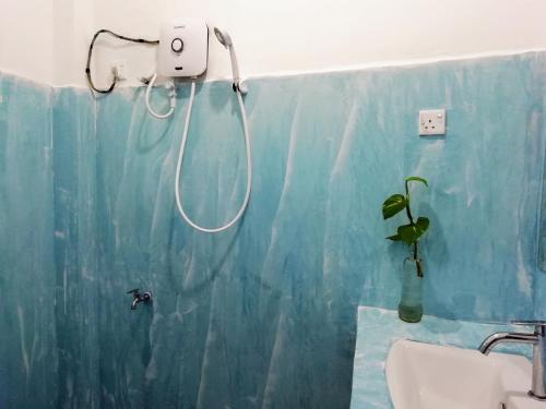 埃拉ELLA Delightful Surround的一间带淋浴的浴室,里面装有植物