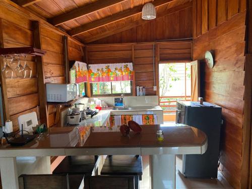 福尔图纳Cabaña ITZE的一间带木墙和大台面的厨房