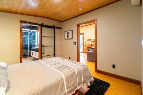 Cottonwood HeightsThe Cottonwoods Ski Cabin的一间卧室,卧室内配有一张大床