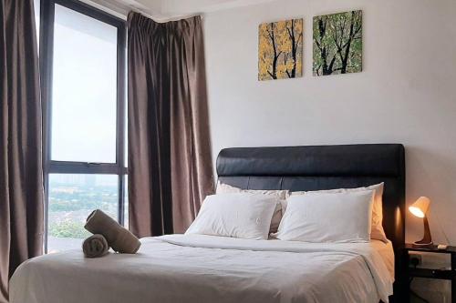 普崇mozhouze studio @ 8 Kinrara Service Apartment的一间卧室设有一张大床和大窗户