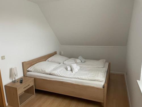 格赖夫斯瓦尔德Ferienwohnungen Ryck Blick的一间小卧室,配有白色床单