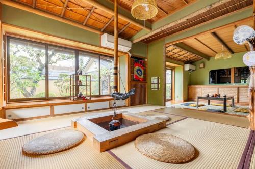 松本一組限定の貸切空間 Guest House Engiya的客厅设有大窗户和浴缸。