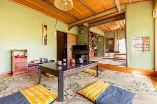 松本一組限定の貸切空間 Guest House Engiya的客厅配有桌子和沙发