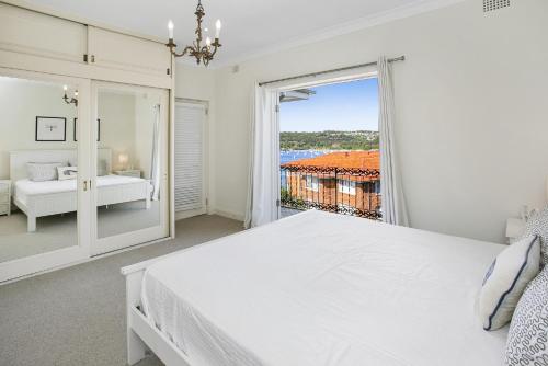 悉尼Balmoral Apt unbelievable views 1min walk to beach的卧室设有一张白色大床和大窗户