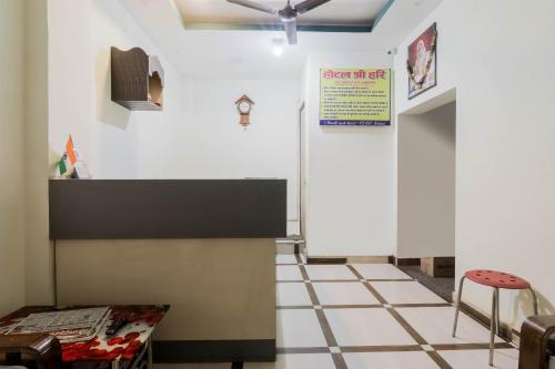 BihtaOYO Hotel Sri Hari的墙上有桌子和标志的房间