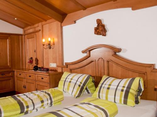 弗林肯贝格Adlerhorst , Gstan 31的一间卧室配有两张带黄白色枕头的床