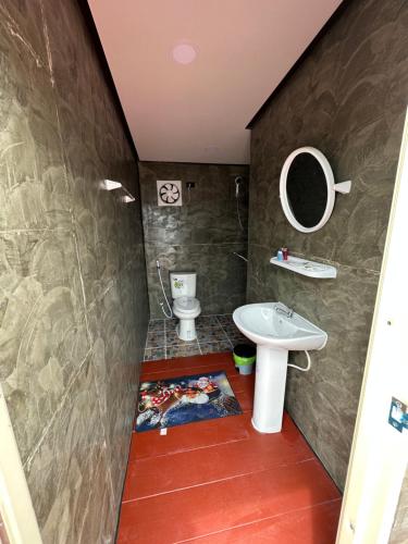 Sirindhornปลายเขื่อนแคมป์ปิ้ง的一间带水槽和卫生间的浴室