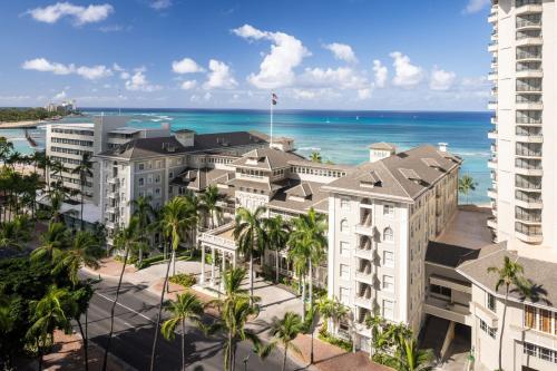 檀香山Moana Surfrider, A Westin Resort & Spa, Waikiki Beach的享有度假胜地的空中景致,以海洋为背景