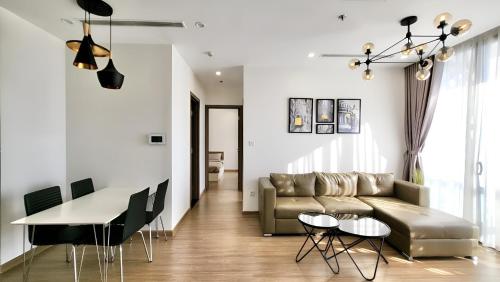 河内NanaHousing-Vinhomes Skylake-Luxury Apartment near Keangnam的客厅配有沙发和桌子