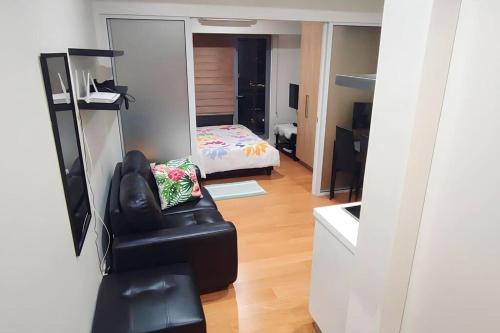 马尼拉Aveline Suites Modern Amenity View ACQUA Private Residences near Rockwell Makati的客厅配有沙发和1张床
